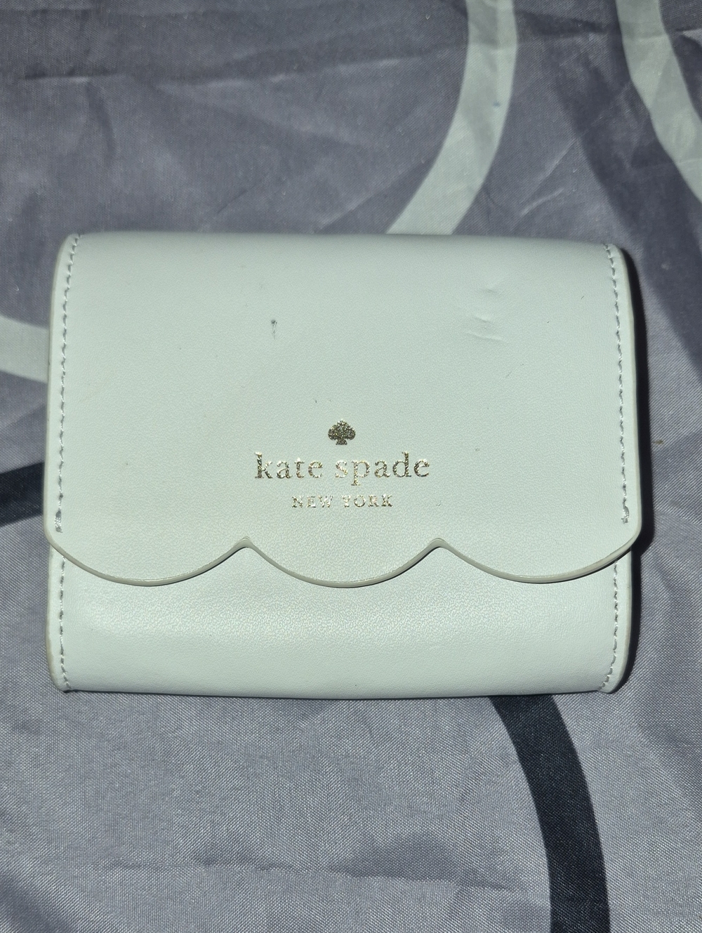 kate spade white scalloped flap compact wallet with gold logo